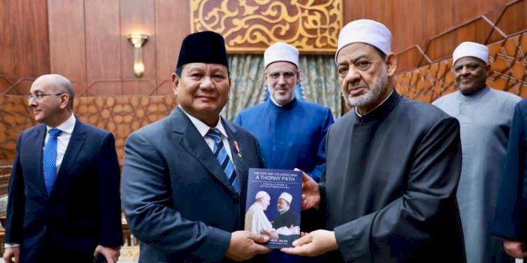 Presiden RI Prabowo Subianto dan Grand Syekh Al-Azhar, Imam Akbar Ahmed Al-Tayeb, di Mashiaket Al-Azhar, Kairo, pada Rabu, 18 Desember 2024/Biro Pers Sekretariat Presiden