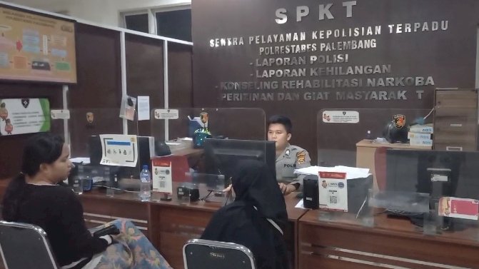 Yulis ketika membuat laporan polisi di SPKT Polrestabes Palembang/ist