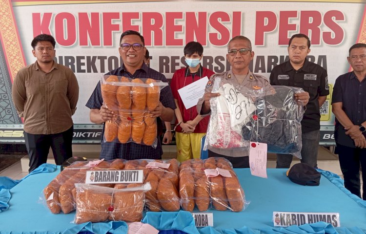 Wadir Reserse Narkoba Polda Sumsel AKBP Harissandi menunjukkan barang bukti sabu seberat 50 kilogram asal Bogor Jawa Barat/Foto: Fauzi