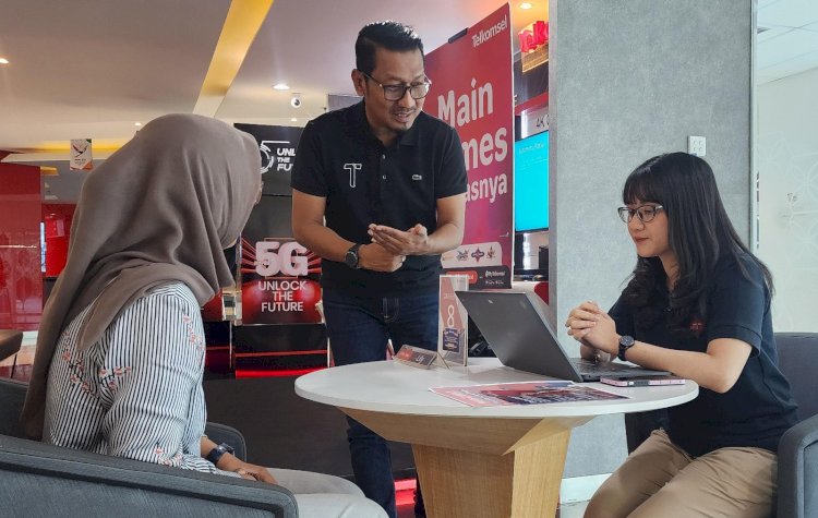 Pegawai Telkomsel tengah memberikan penjelasan terkait produk telkomsel di momen Naru/ist