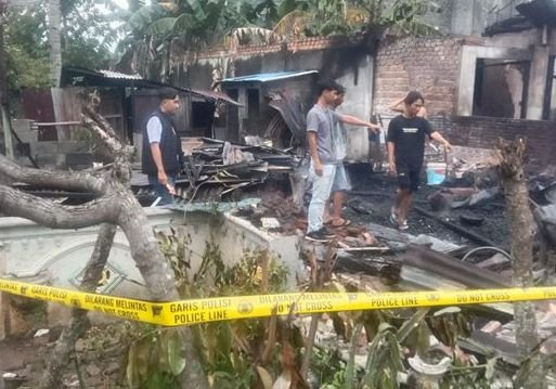 Polisi saat melakukan penyelidikan dan olah TKP di lokasi kebakaran di Jalan Karya 2 kota Lubuklinggau.(Dokumentasi Polisi)