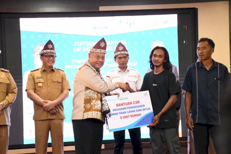 Dirut Bank SumselBabel, Achmad Syamsudin saat menyerahkan CSR secara simbolik. (ist/rmolsumsel.id) 