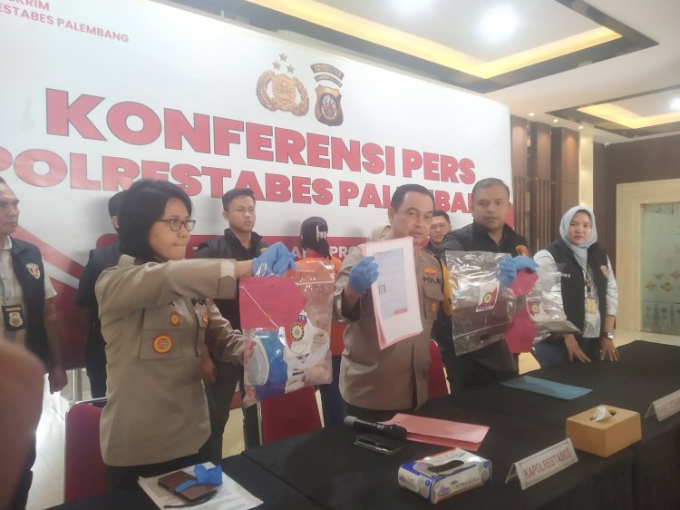 Kapolrestabes  Palembang Kombes Pol Harryo Sugihhartono saat melakukan gelar perkara ungkap kasus pembunuhan siswi SMP yang dilakukan oleh kakak iparnya, Jumat (20/12). (Denny Pratama/RMOLSumsel.id)