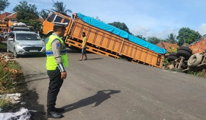 Tidak kuat menanjak  mobil fuso terguling menghalangi jalan di Jalinsum/ist