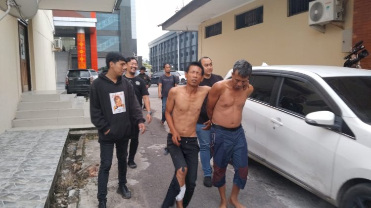  Tersangka Dino dan Rudi Supriadi digiring ke ruang Subdit III Jatanras Ditreskrimum Polda Sumsel . (Fauzi/RMOLSumsel.id)