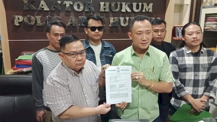  Redho Junaidi SH MH kuasa hukum keluarga Muhammad Luthfi menunjukkan surat kuasa dihadapan wartawan. (fauzi/rmolsumsel.id) 