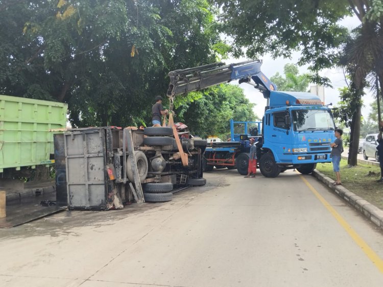Kondisi truk bermuatan minyak terguling di Jalan Soekarno -Hatta Palembang . (Fauzi/RMOLSumsel.id)
