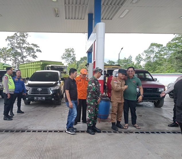Pengecekan stok BBM di SPBU Talang Gunung. (ist/rmolsumsel.id) 