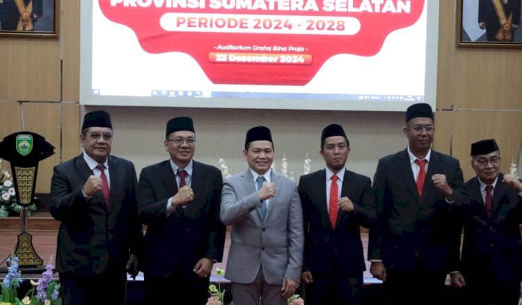 Penjabat (Pj) Gubernur Sumatera Selatan, Elen Setiadi, melantik lima Anggota Komisi Informasi Provinsi Sumatera Selatan/ist