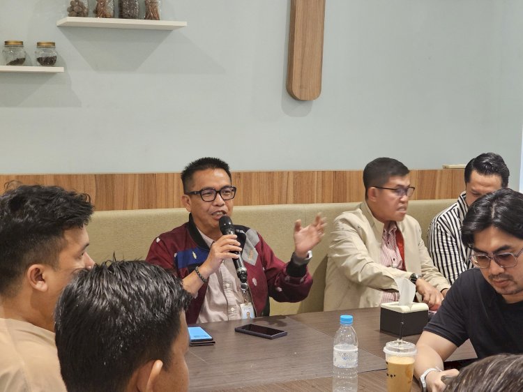 Azhari Pemimpin Divisi Pengembangan Produk dan Pemasaran Bank Sumsel Babel saat memberi keterangan (Maya Hasan/RMOLSumsel)