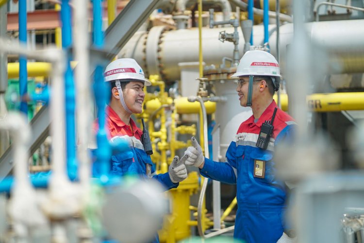 Petugas Pertamina tengah melakukan pengelolaan produksi di kilang (Humas Pertamina)