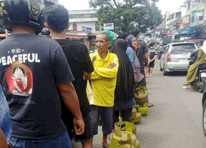 WargaPagar Alam rela mengantri demi mendapatkan Gas Elpiji 3 Kilogram di pangkalan/dokumen warga