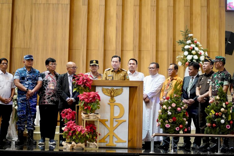 Pj Gubernur Sumsel Elen Setiadi bersama unsur Forkopimda saat meninjau ibadah malam Natal di Palembang. (ist/rmolsumsel.id) 
