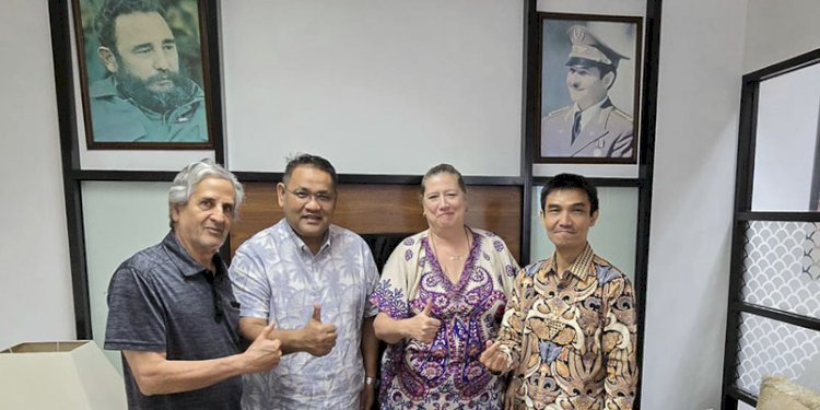 Dubes Kuba untuk Indonesia, Dagmar Gonzales Grau (ketiga dari kiri) menerima kunjungan Ketua Umum Jaringan Media Indonesia (JMSI), Teguh Santosa, di Kedutaan Besar Kuba di kawasan Pondok Indah, Jakarta Selatan, Selasa, 24 Desember 2024/Istimewa