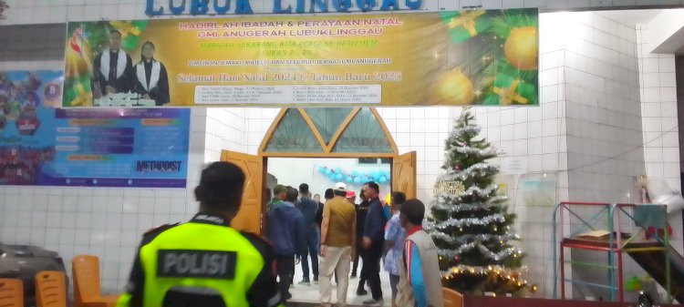 Kapolres Lubuklinggau AKBP Bobby Kusumawardhana bersama dengan Dandim dan Pj Wali Kota memantau langsung pengamanan pelaksanaan ibadah Natal di gereja. (Ansyori Malik/RMOLSumsel.id)