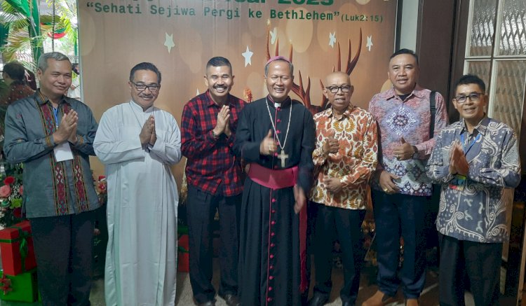 Romo Mgr. Yohanes Harun Yuwono bersama jemaat usai menjalani Misa Natal di Katedral Santa Maria Palembang/Foto: Fauzi