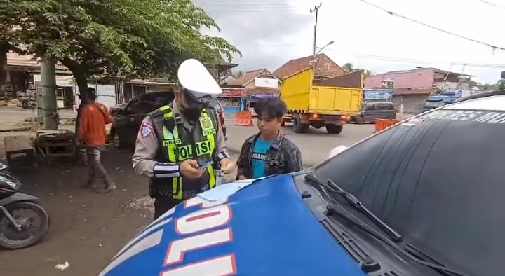 Tampak sipir mobil travel menerobos antrian kendaraan di pintu perlintasan kereta api Simpang Belimbing ditilang. (ist/rmolsumsel.id)