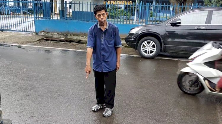 Hermanto menunjukkan penemuan handphone milik oknum dokter. (Fauzi/RMOLSumsel.id)