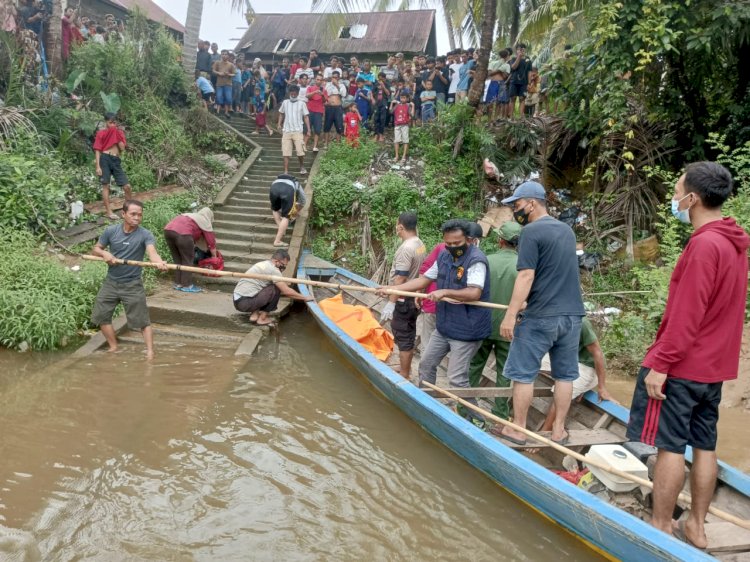 Proses evakuasi mayat yang mengapung di sungai dengan menggunakan perahu.(Dokumentasi Polres Musi Rawas)