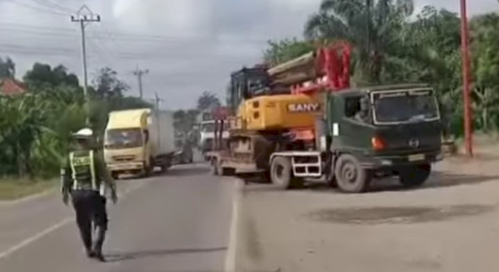 Tampak personil Satlantas Polres Muara Enim mengarahkan kendaraan besar sumbu tiga masuk ke kantong parkir/Humas Polres