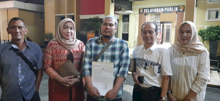 TM bersama tim kuasa hukum saat membuat laporan dugaan pengeroyokan ke Polda Sumsel. (fauzi/rmolsumsel.id) 