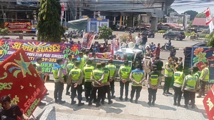 Pemilihan Ketua PGRI Sumsel diwarnai aksi unjuk rasa oleh Koalisi Penyelamat Pendidikan Sumsel di depan Hotel Beston Palembang/Foto: Dudi Oskandar