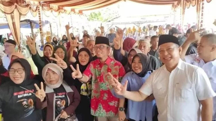 Teddy Meilwansyah bersama warga. (ist/rmolsumsel.id) 