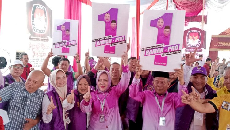 Bupati dan Wakil Bupati Musi Rawas Terpilih, Ratna Machmud-Supriyatno bersama massa pendukung. (ist/rmolsumsel.id) 