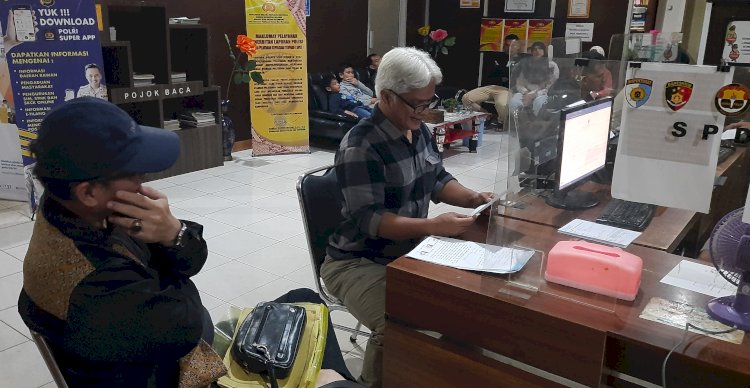 Yulian Rais korban penipuan travel umroh Bin Bilal Indonesia cabang Palembang saat membuat laporan polisi di SPKT Polrestabes Palembang/Foto: Denny Pratama