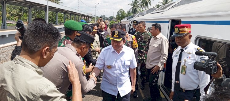 Pj Gubernur Sumsel Elen Setiadi saat meninjau lima lokasi perlintasan sebidang kereta api di Muara Enim. (ist/rmolsumsel.id) 