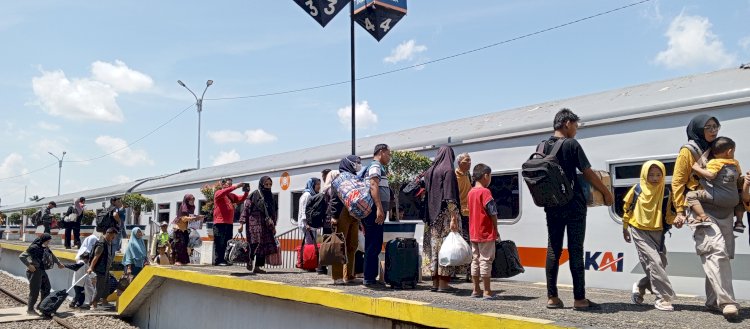 Sejumlah penumpang saat menunggu kedatangan kereta. (ist/rmolsumsel.id) 