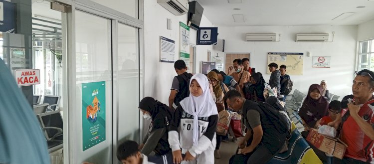 Calon penumpang memadati Stasiun kereta api. (ist/rmolsumsel.id)