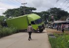 Ikuti Arahan Google Maps, Truk Muatan Air Mineral Terperosok di Gandus