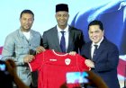 Pakai Peci Hitam, Patrick Kluivert Berpose Pegang Jersey Timnas Indonesia