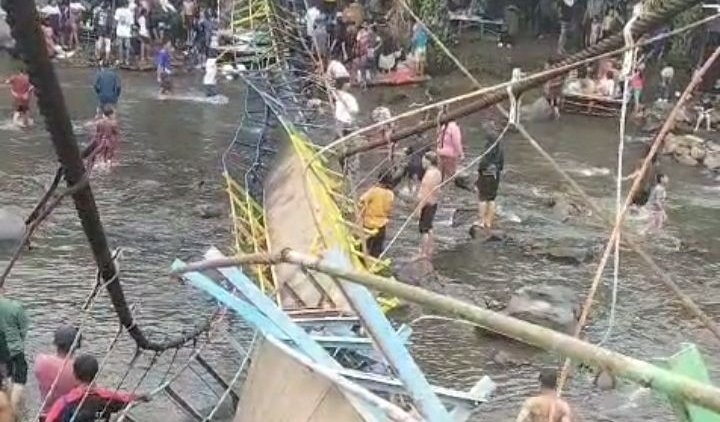 Kondisi jembatan Sungai Malus yang putus. (ist/rmolsumsel.id) 
