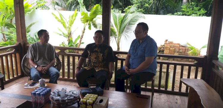 Master of Ceremony (MC) Mang Cek Abie saat meminta maaf kepada Wali Kota Palembang terpilih, Ratu Dewa di kediamannya. (ist/rmolsumsel.id) 