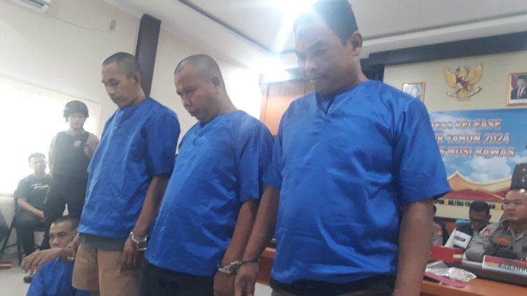 Ketiga tersangka saat dihadirkan dalam pres rilis akhir tahun di Polres Musi Rawas. (ist/rmolsumsel.id) 