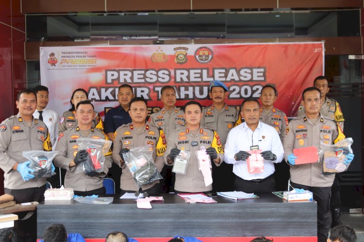 Kapolres Muara Enim AKBP Jhoni Eka Putra bersama jajaran  PJU menggelar Press Release. (noviansyah/rmolsumsel.id)