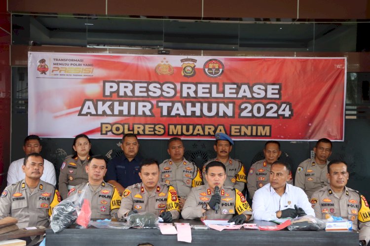 Kapolres Muara Enim AKBP Jhoni Eka Putra yang didampingi JPU Polres Muara Enim menggelar kegiatan Press Release Akhir Tahun 2024 di Mapolres Muara Enim/ist