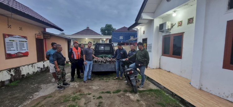 Penyerahan barang bukti rel kereta api hasil curian. (ist/rmolsumsel.id) 