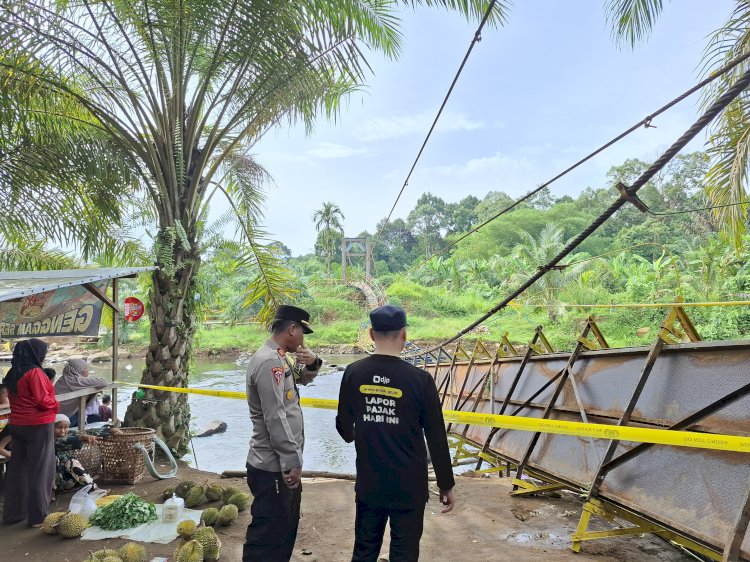 jembatan gantung di Sungai Malus Batu Pepe, Kelurahan Petanang, Kecamatan Lubuklinggau Utara I, kota Lubuklinggau, Sumatera Selatan yang putus karena kelebihan muatan pada saat libur tahun baru, Rabu (1/1/2025). (Dokumentasi Polisi)