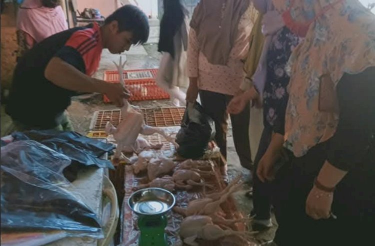 Salah kios penjual daging ayam pasar Pagar Alam. (Handout)