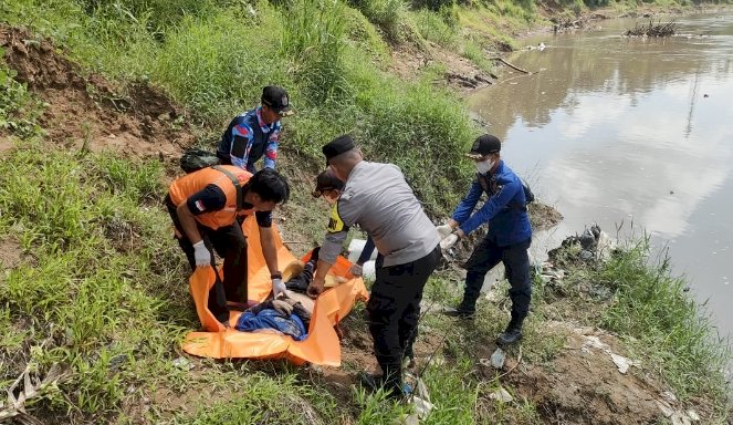 polisi dan warga melakukan evakuasi terhadap Agus Susilo (54) pemancing yang itemukan tewas di sekitar Sungai Lematang, Kabupaten Muara Enim, Kamis (2/1/2024).(Dokumentasi Polisi)