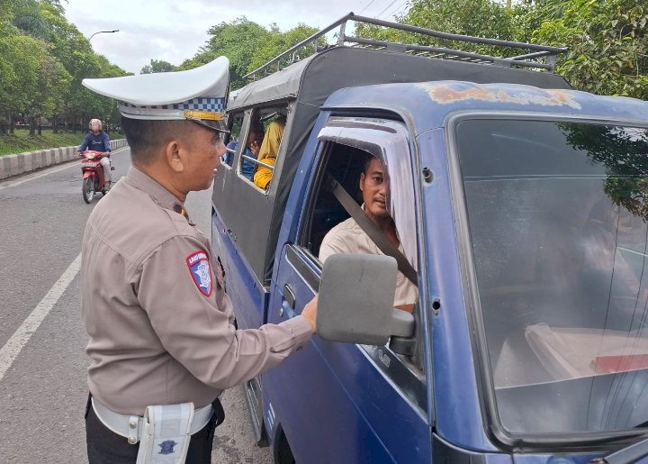 Satlantas Muara Enim saat memberikan imbauan. (ist/rmolsumsel.id) 