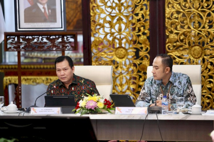 Pj Gubernur Sumsel Elen Setiadi (kiri). (ist/rmolsumsel.id) 