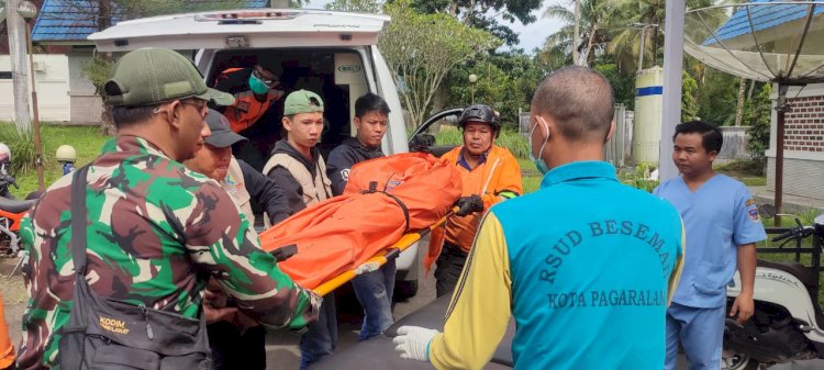 Jenazah Deko Avrinsah yang berhasil dievakuasi dari gunung Dempo kota Pagar Alam. (Dokumentasi BPBD Pagar Alam)