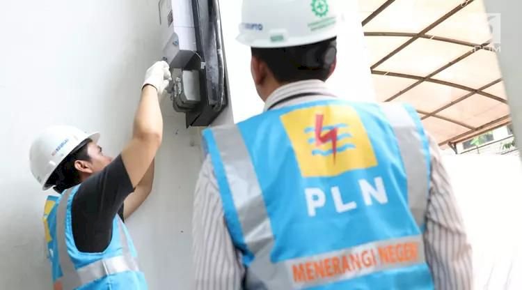Petugas PLN tengah melakukan melihat meteran listrik/Humas