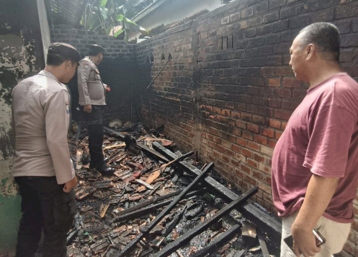 Polisi saat mendatangi TKP kebakaran. (ist/rmolsumsel.id)