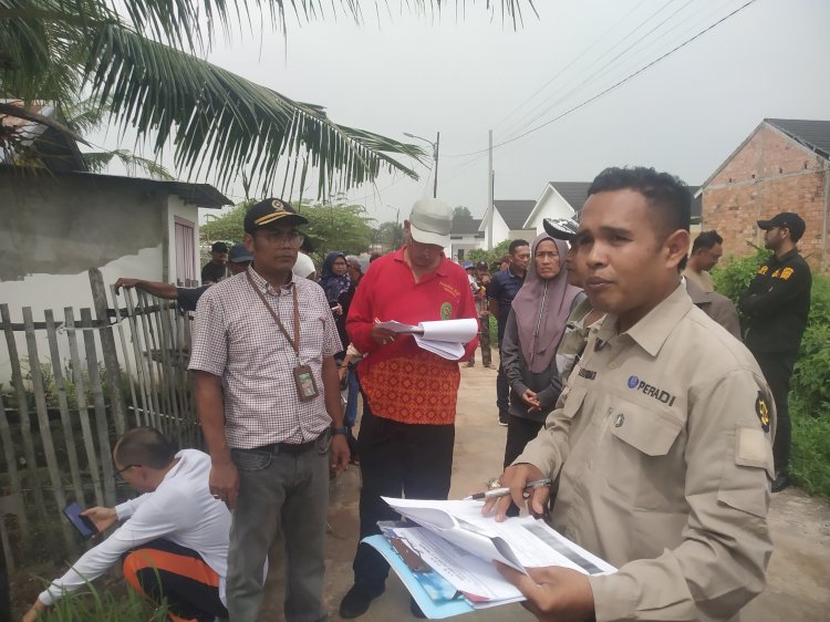 PN Klas I A Palembang menggelar sidang lapangan dengan Perkara Nomor 220/PDT.G/2024/PN.PLG, atas objek tanah di Jalan H Ashari, Gang Hikmah, Kecamatan Kalidoni, Palembang. (Denny Pratama/RMOLSumsel.id)
