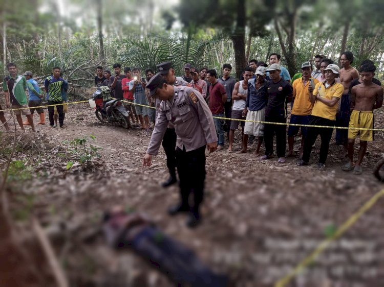 Mayat seorang pria ditemukan dengan kondisi banyak alami luka tusuk dan ditemukan tewas di jalan area kebun.(Dokumentasi Polres Musi Rawas)